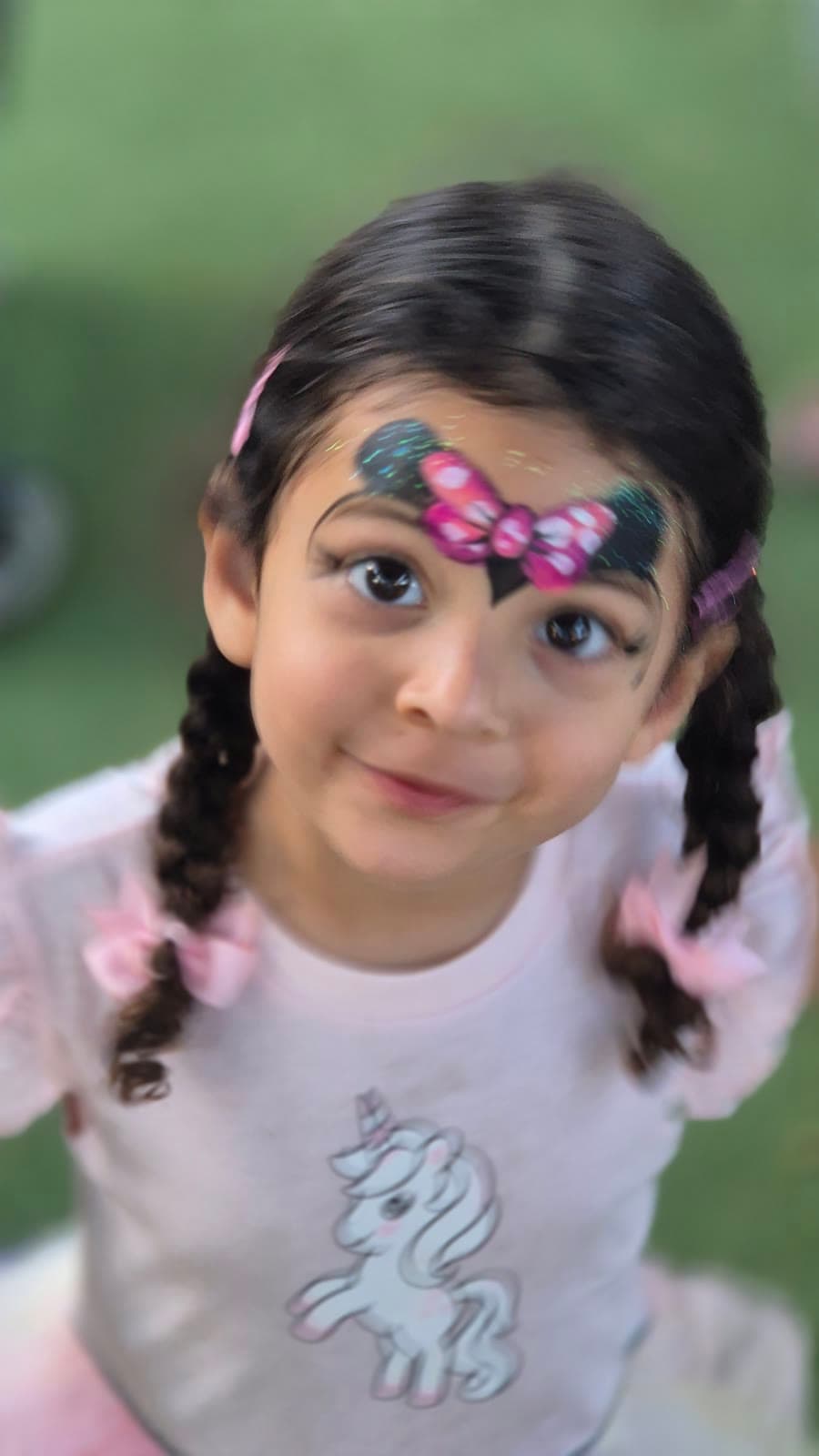 אמילי מחייכת עם ציור פנים של מיני