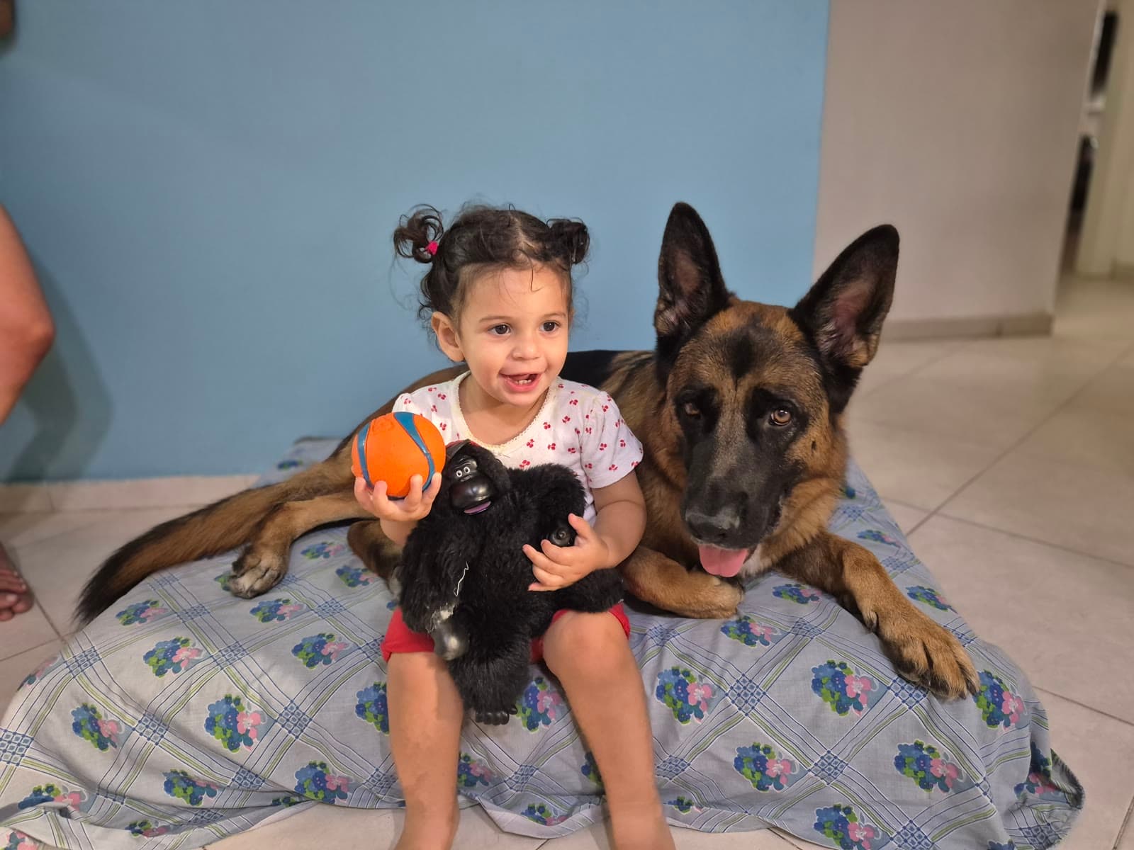 אמילי מחייכת ליד הכלב שלה
